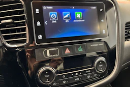 Valkoinen Mitsubishi Outlander PHEV 2017 kuva 23.