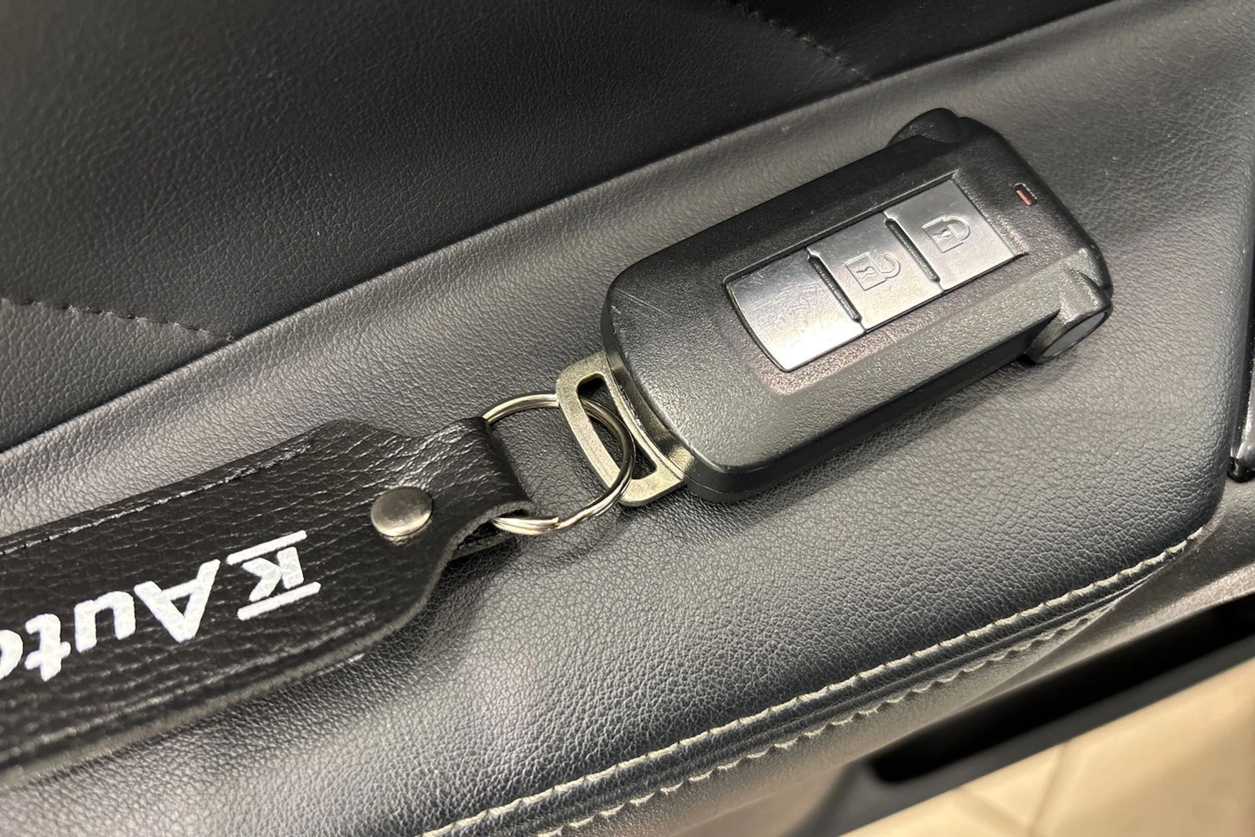 Valkoinen Mitsubishi Outlander PHEV 2017 kuva 24.