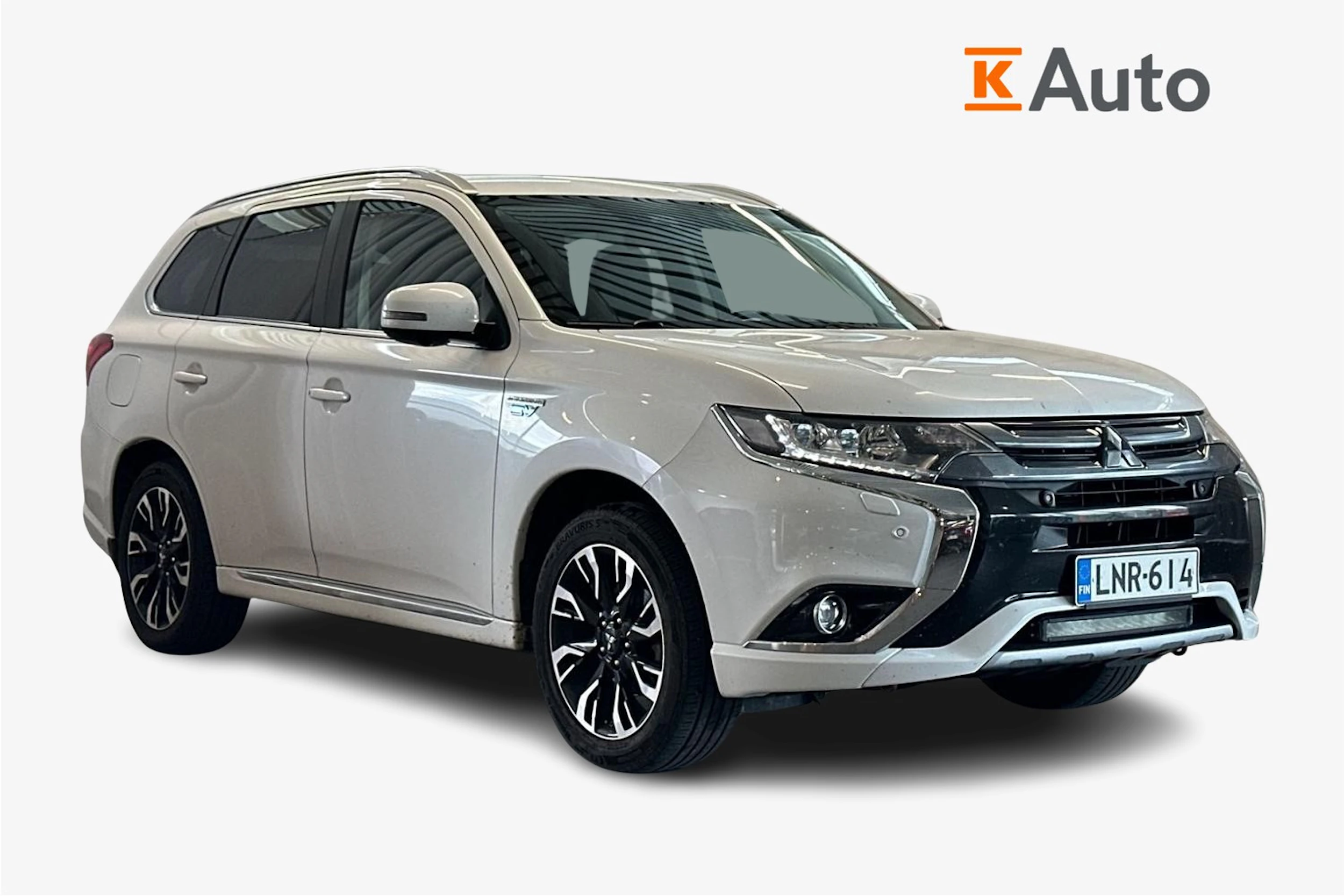 valkoinen Mitsubishi Outlander PHEV 2017 kuva 1.