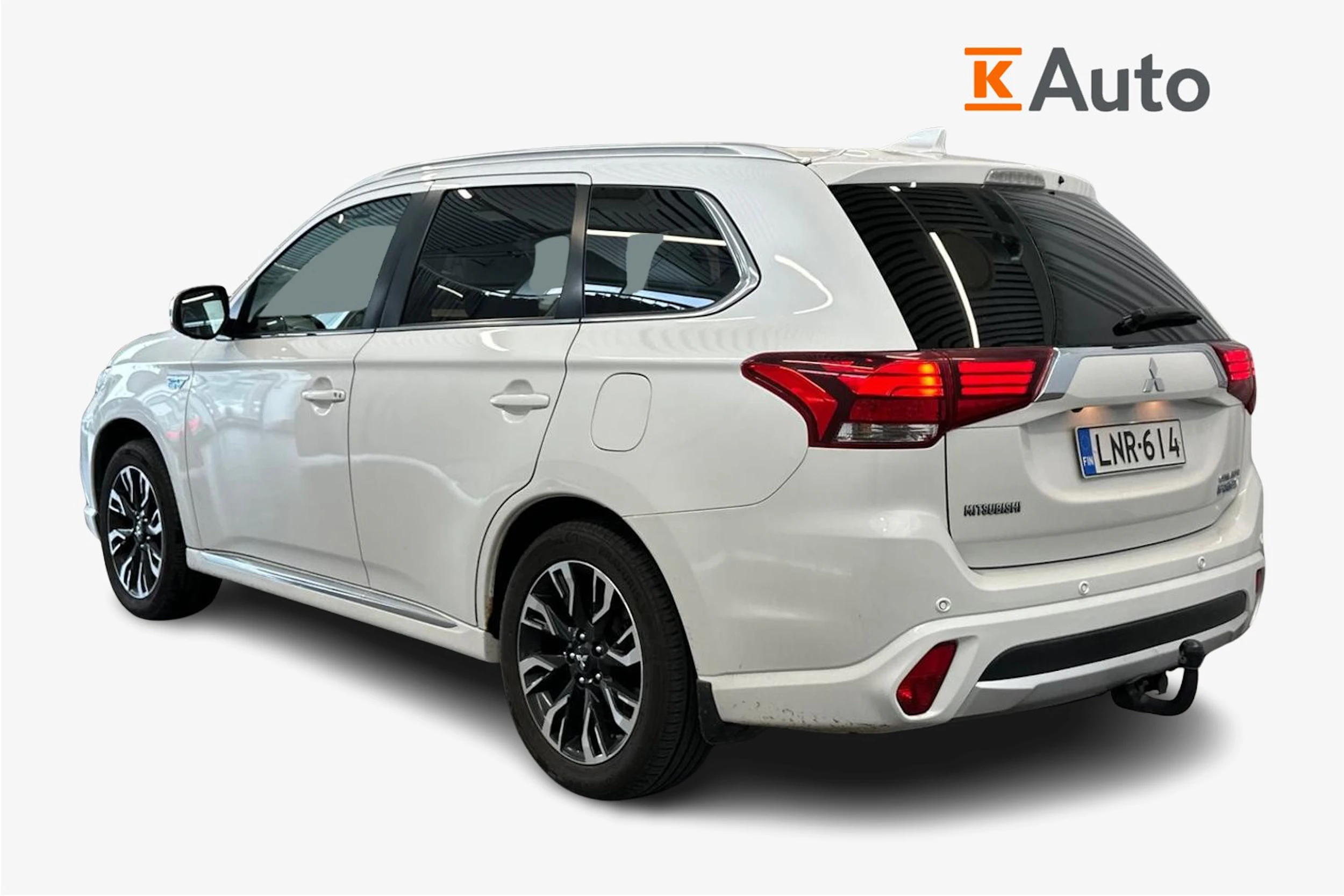 valkoinen Mitsubishi Outlander PHEV 2017 kuva 2.