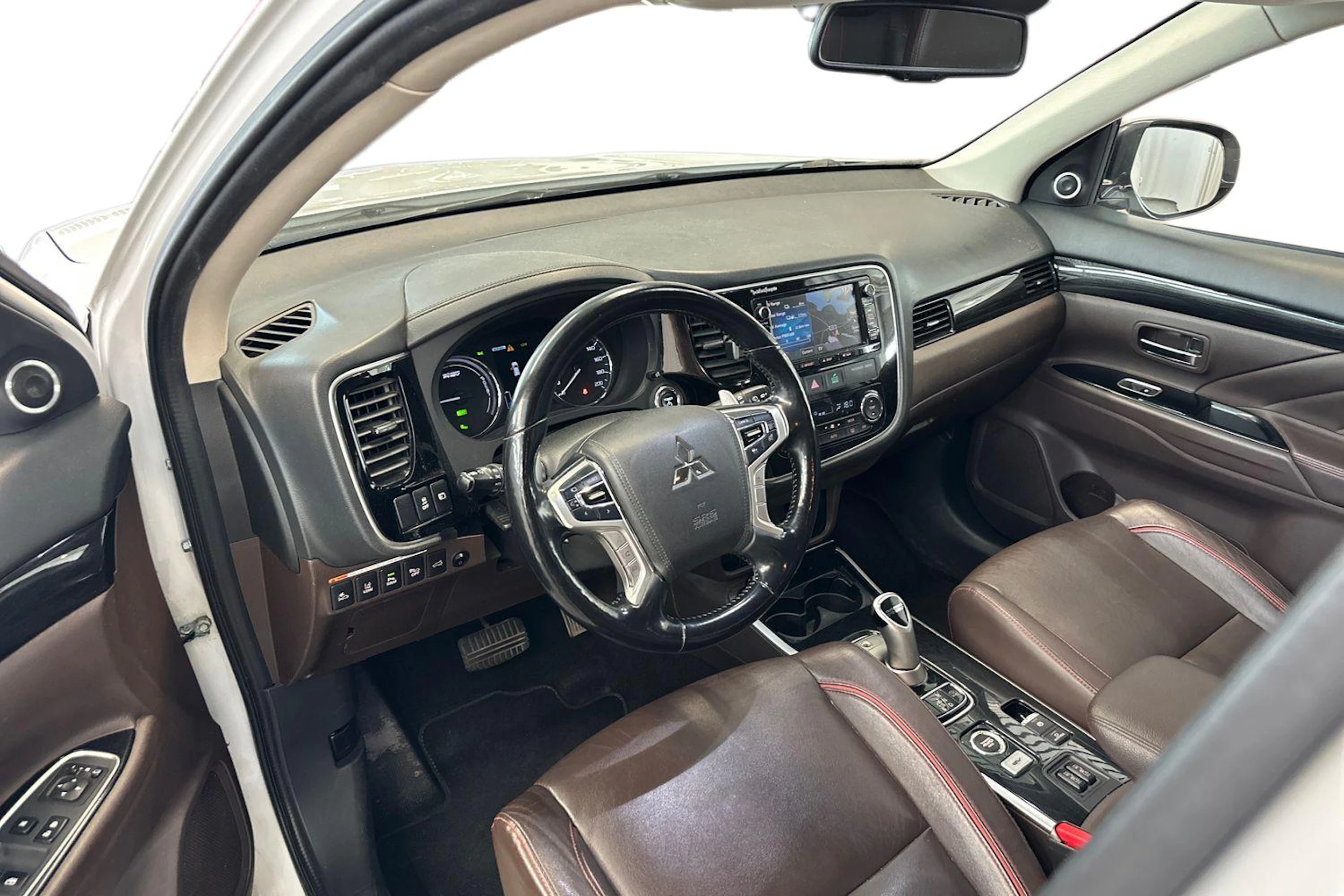 valkoinen Mitsubishi Outlander PHEV 2017 kuva 3.