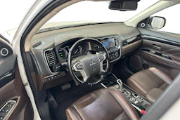 valkoinen Mitsubishi Outlander PHEV 2017 kuva 3.