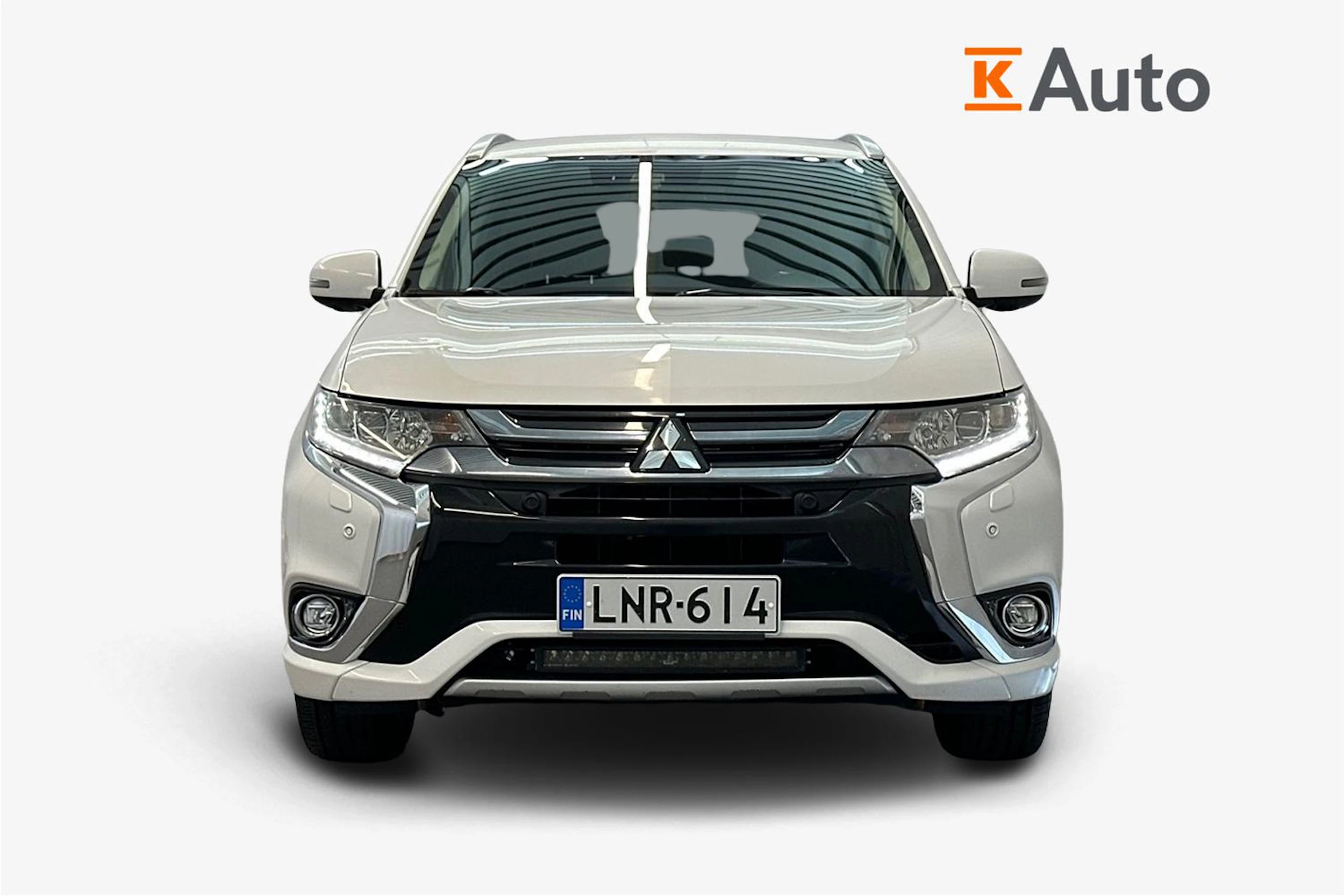 valkoinen Mitsubishi Outlander PHEV 2017 kuva 4.