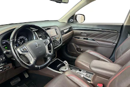 valkoinen Mitsubishi Outlander PHEV 2017 kuva 6.