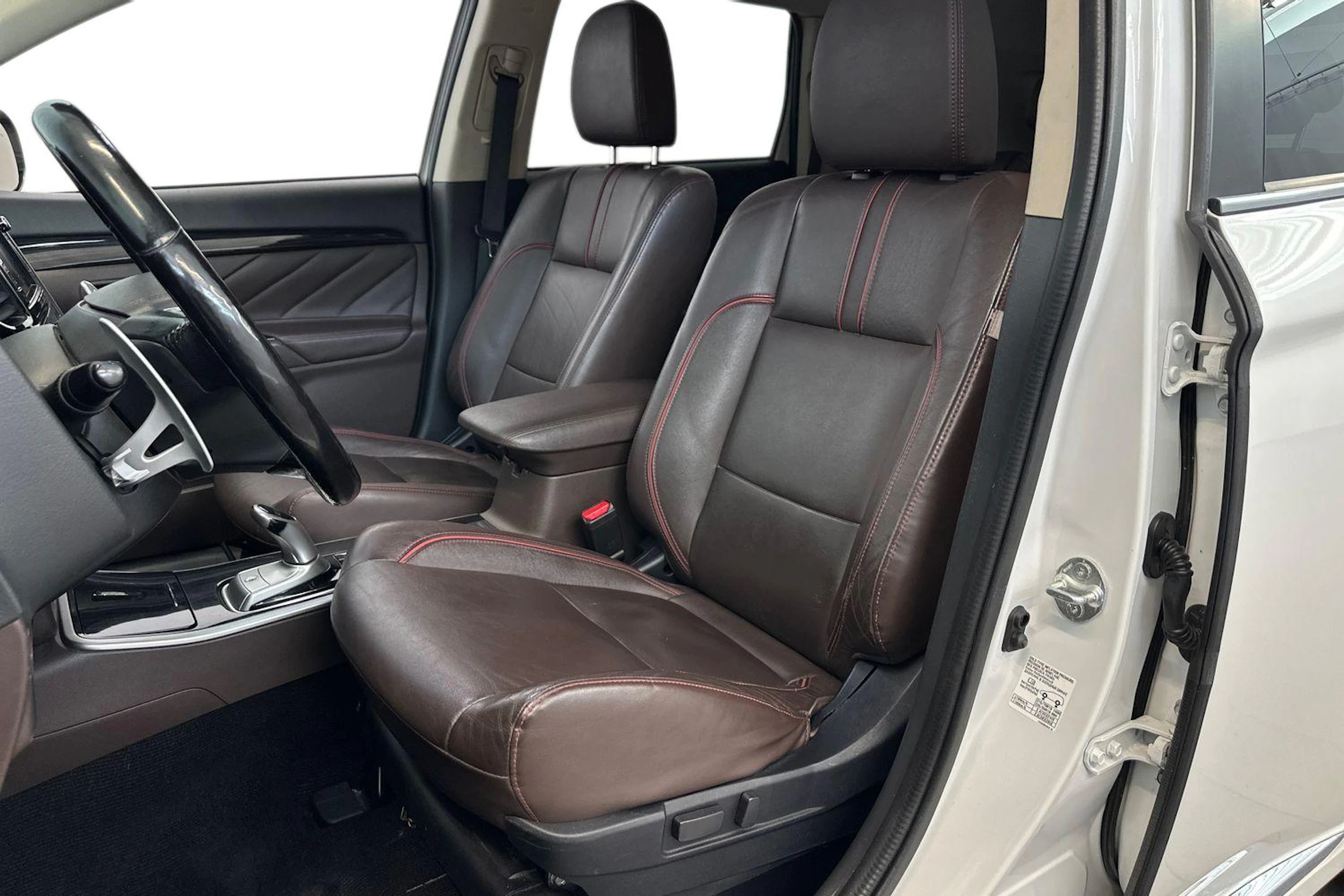 valkoinen Mitsubishi Outlander PHEV 2017 kuva 7.