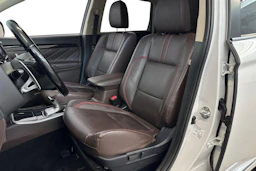 valkoinen Mitsubishi Outlander PHEV 2017 kuva 7.