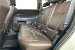 valkoinen Mitsubishi Outlander PHEV 2017 kuva 8.