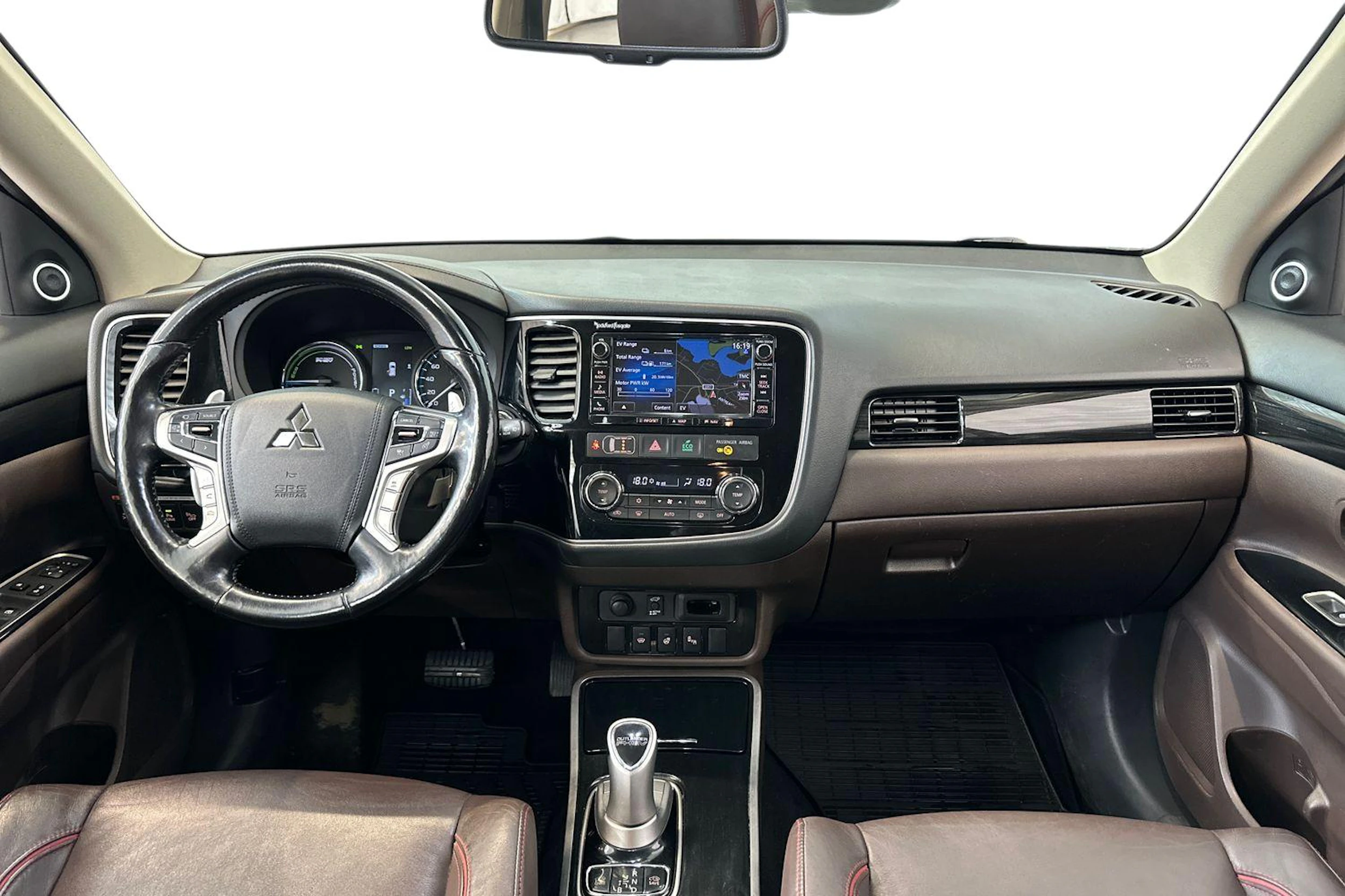 valkoinen Mitsubishi Outlander PHEV 2017 kuva 9.