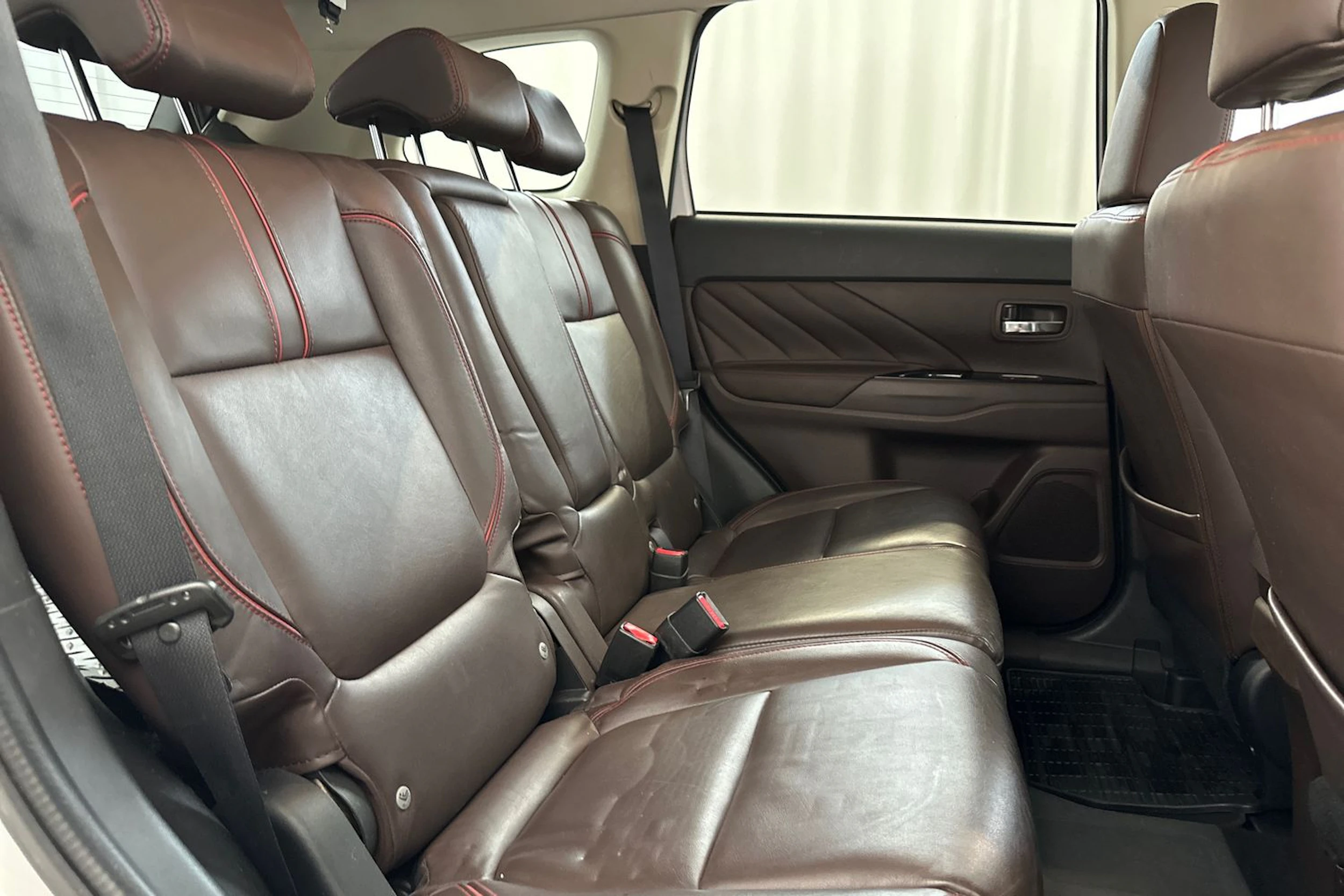 valkoinen Mitsubishi Outlander PHEV 2017 kuva 10.