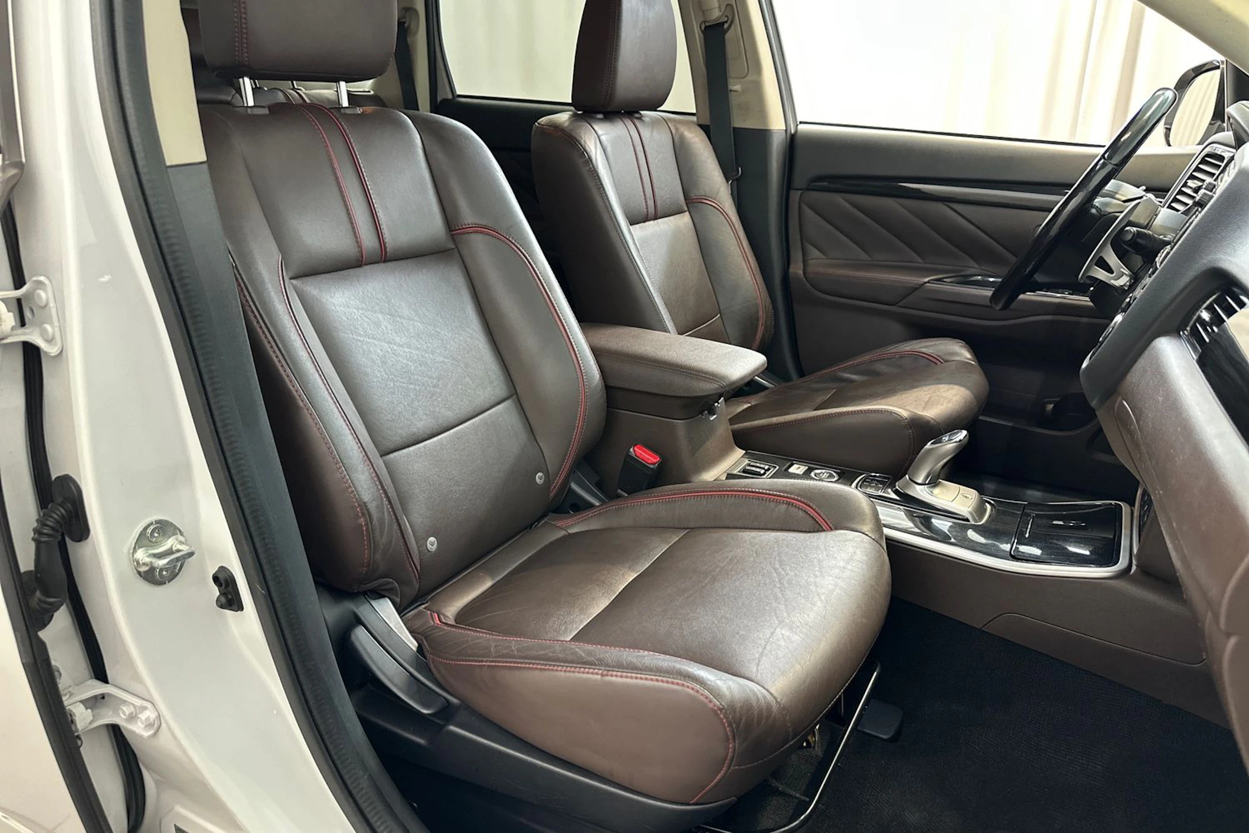 valkoinen Mitsubishi Outlander PHEV 2017 kuva 11.