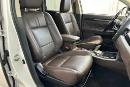 valkoinen Mitsubishi Outlander PHEV 2017 kuva 11.