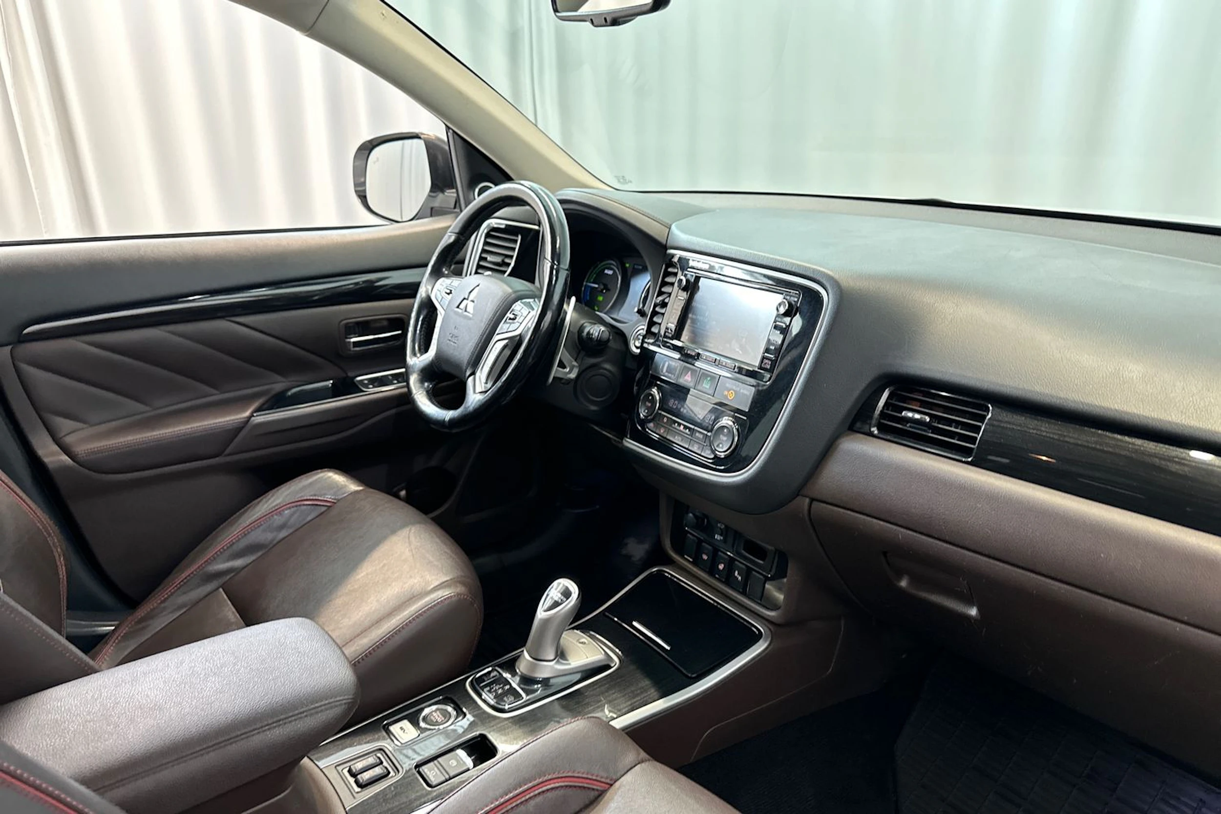 valkoinen Mitsubishi Outlander PHEV 2017 kuva 12.