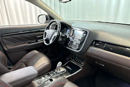 valkoinen Mitsubishi Outlander PHEV 2017 kuva 12.