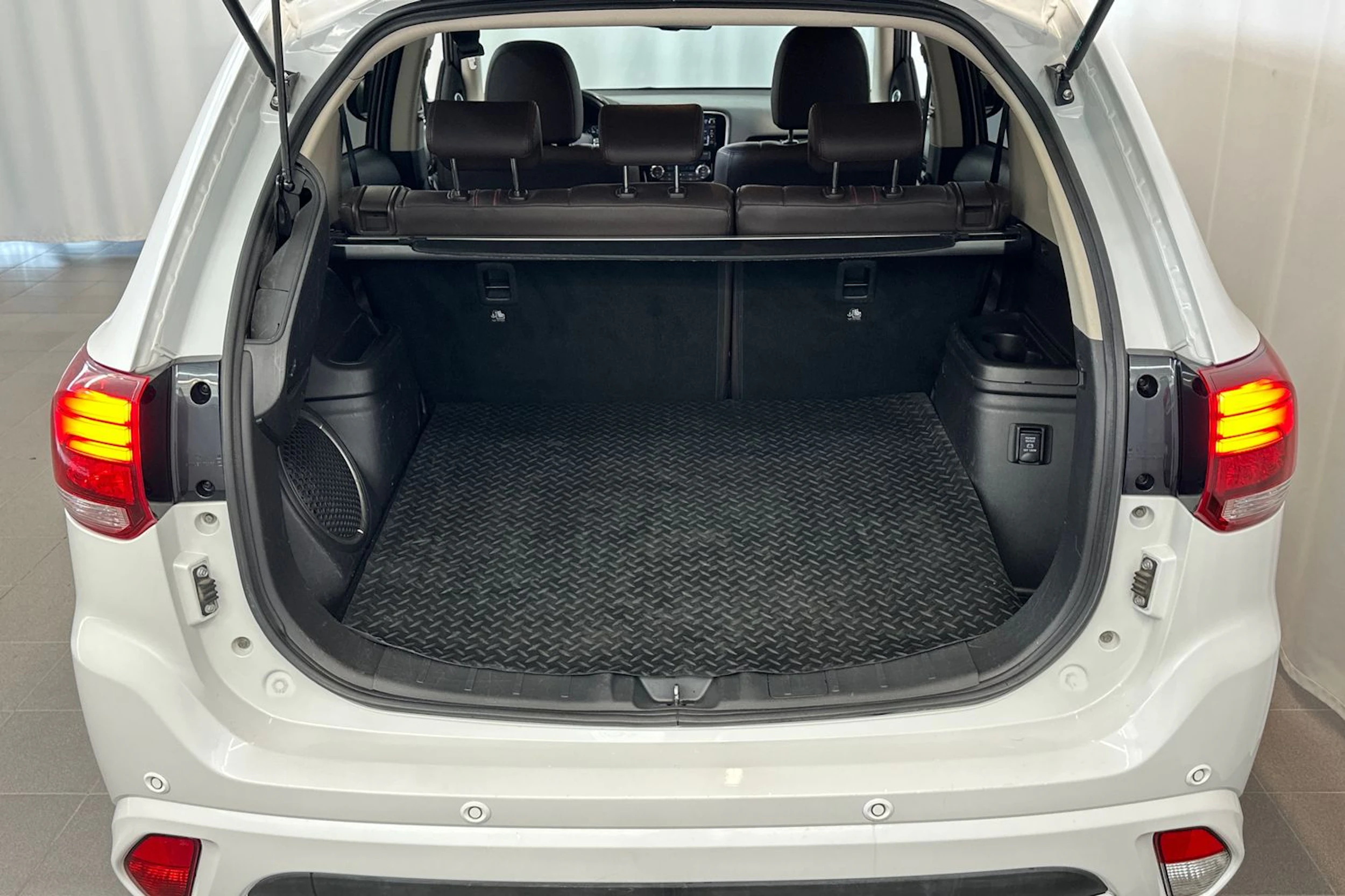valkoinen Mitsubishi Outlander PHEV 2017 kuva 13.