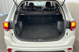 valkoinen Mitsubishi Outlander PHEV 2017 kuva 13.