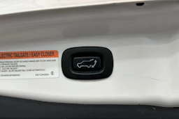 valkoinen Mitsubishi Outlander PHEV 2017 kuva 14.
