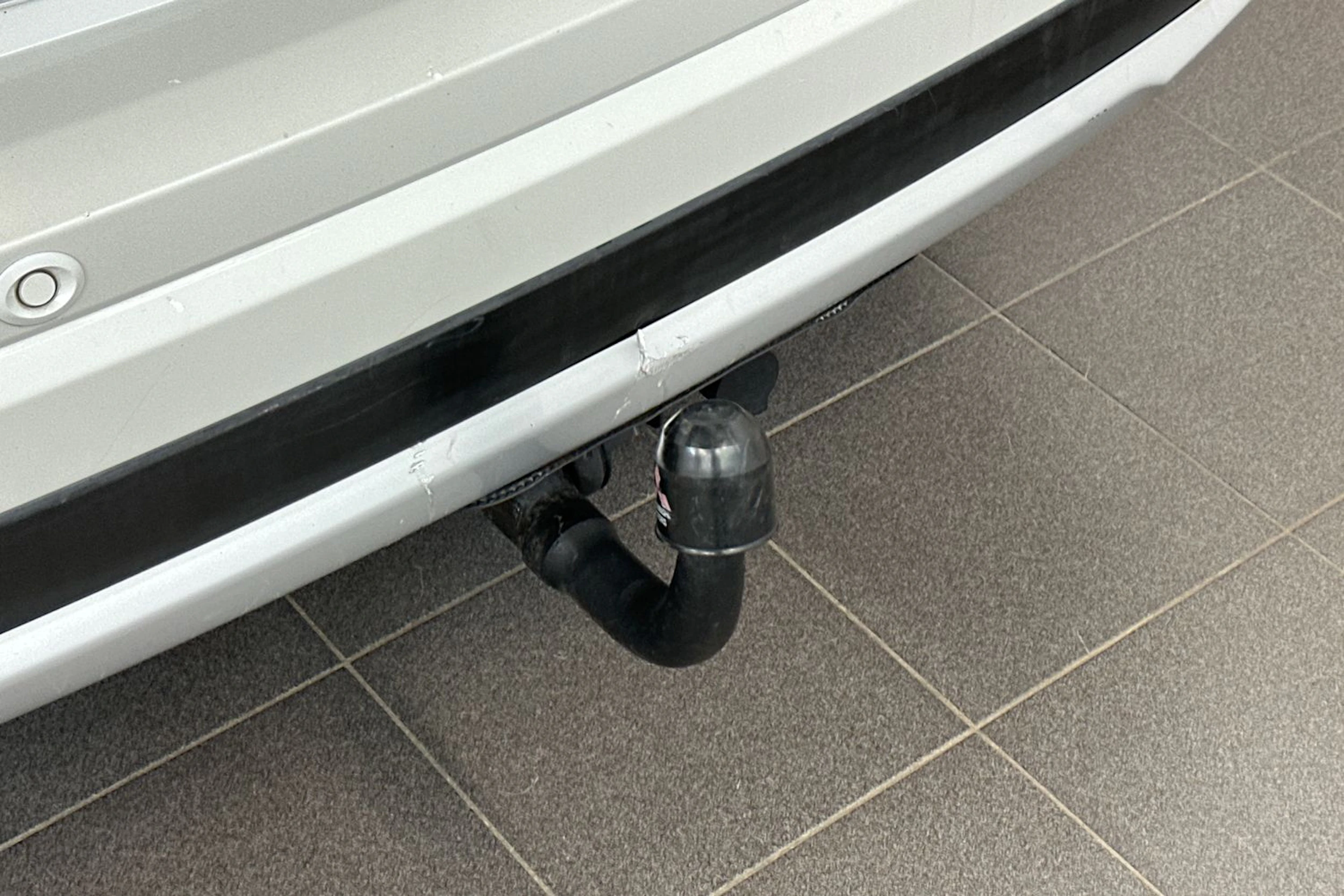 valkoinen Mitsubishi Outlander PHEV 2017 kuva 15.