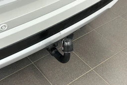 valkoinen Mitsubishi Outlander PHEV 2017 kuva 15.
