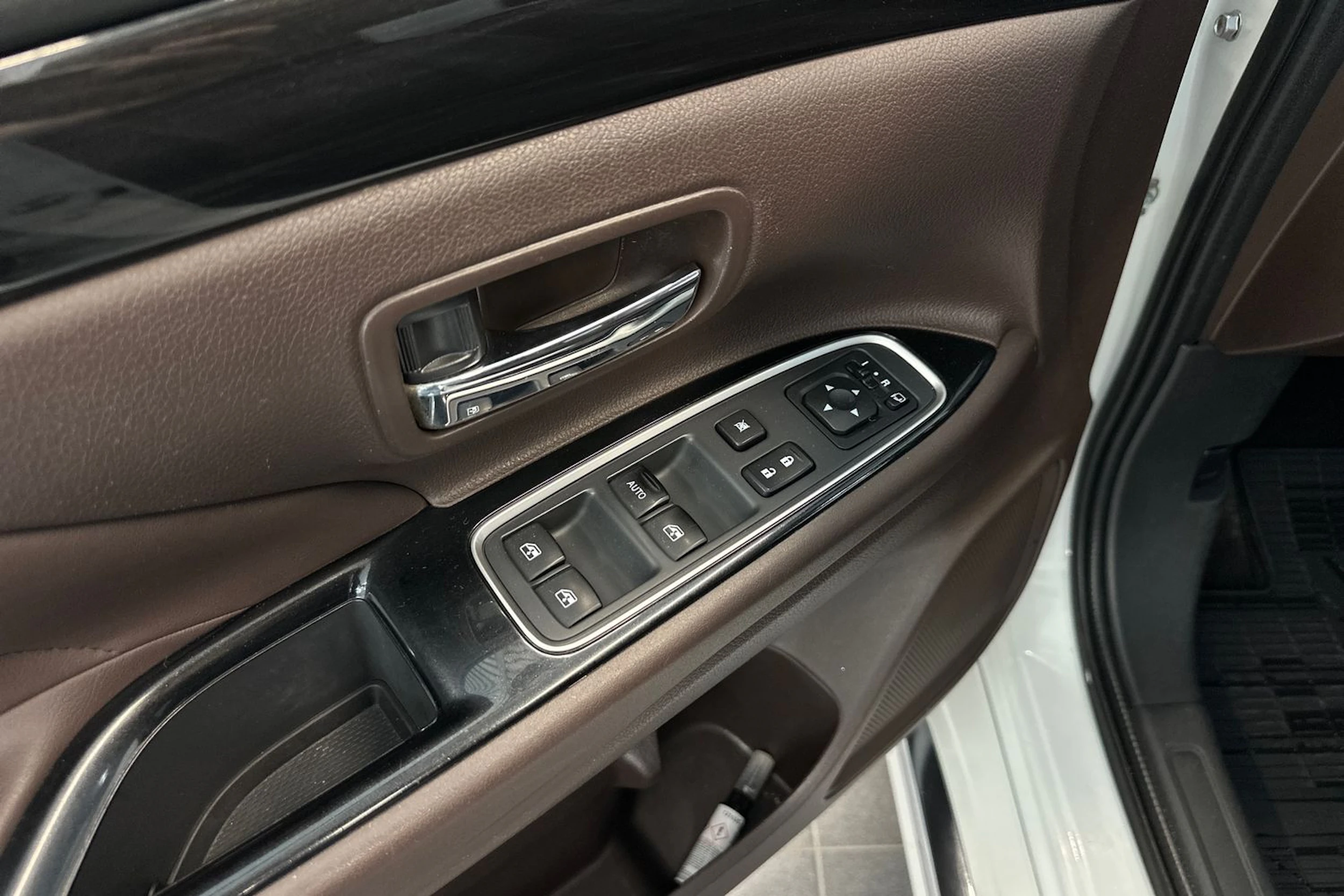 valkoinen Mitsubishi Outlander PHEV 2017 kuva 16.