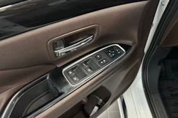 valkoinen Mitsubishi Outlander PHEV 2017 kuva 16.