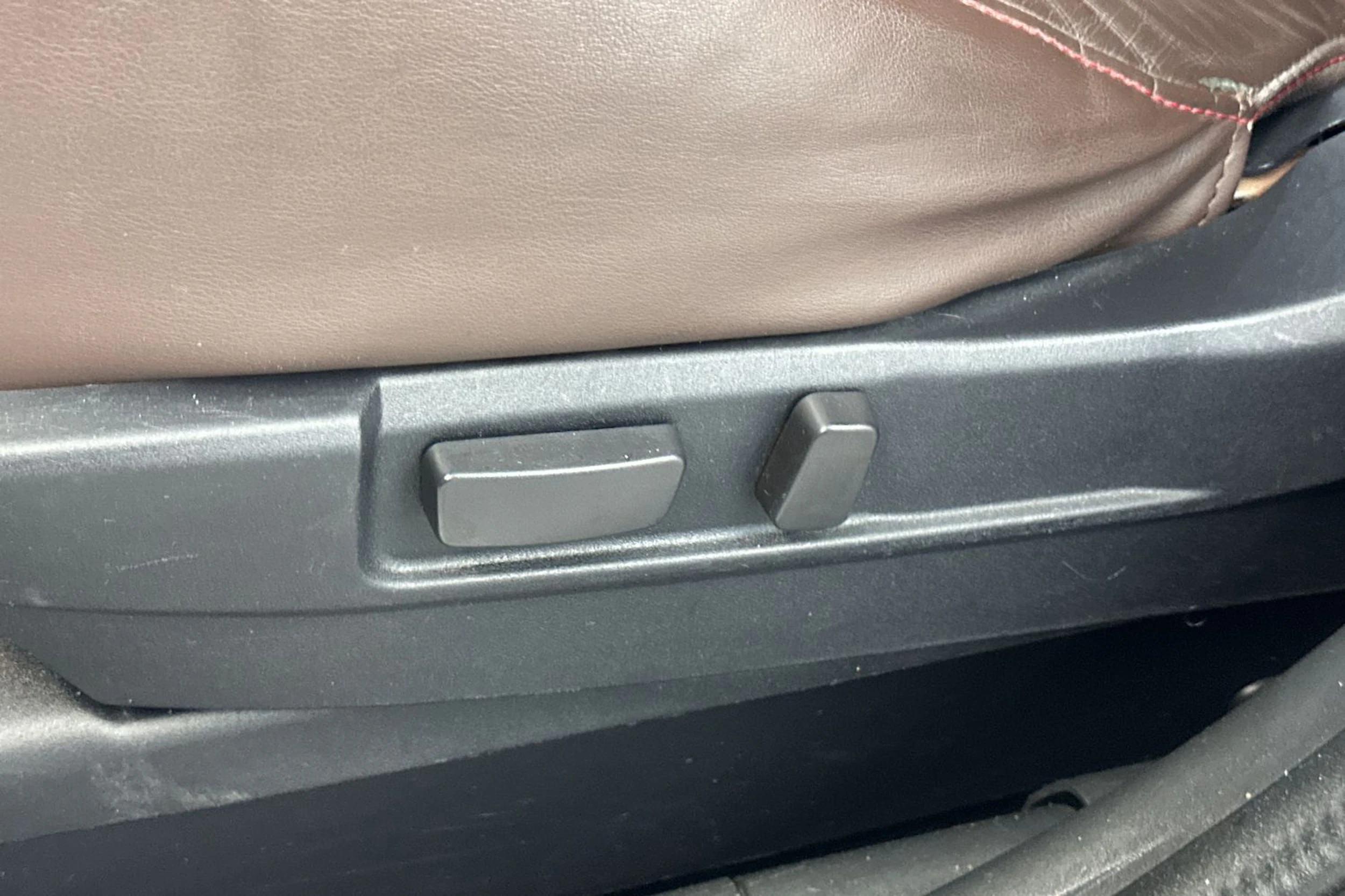 valkoinen Mitsubishi Outlander PHEV 2017 kuva 17.