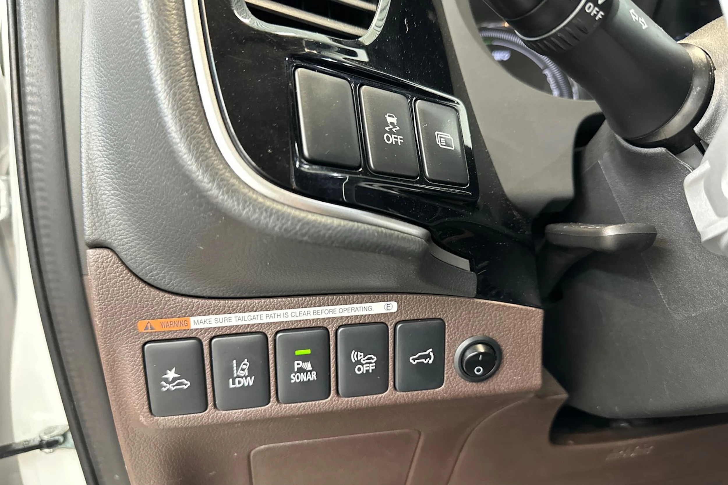 valkoinen Mitsubishi Outlander PHEV 2017 kuva 18.