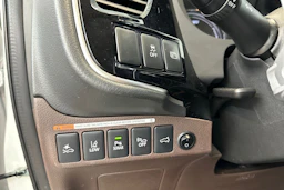 valkoinen Mitsubishi Outlander PHEV 2017 kuva 18.