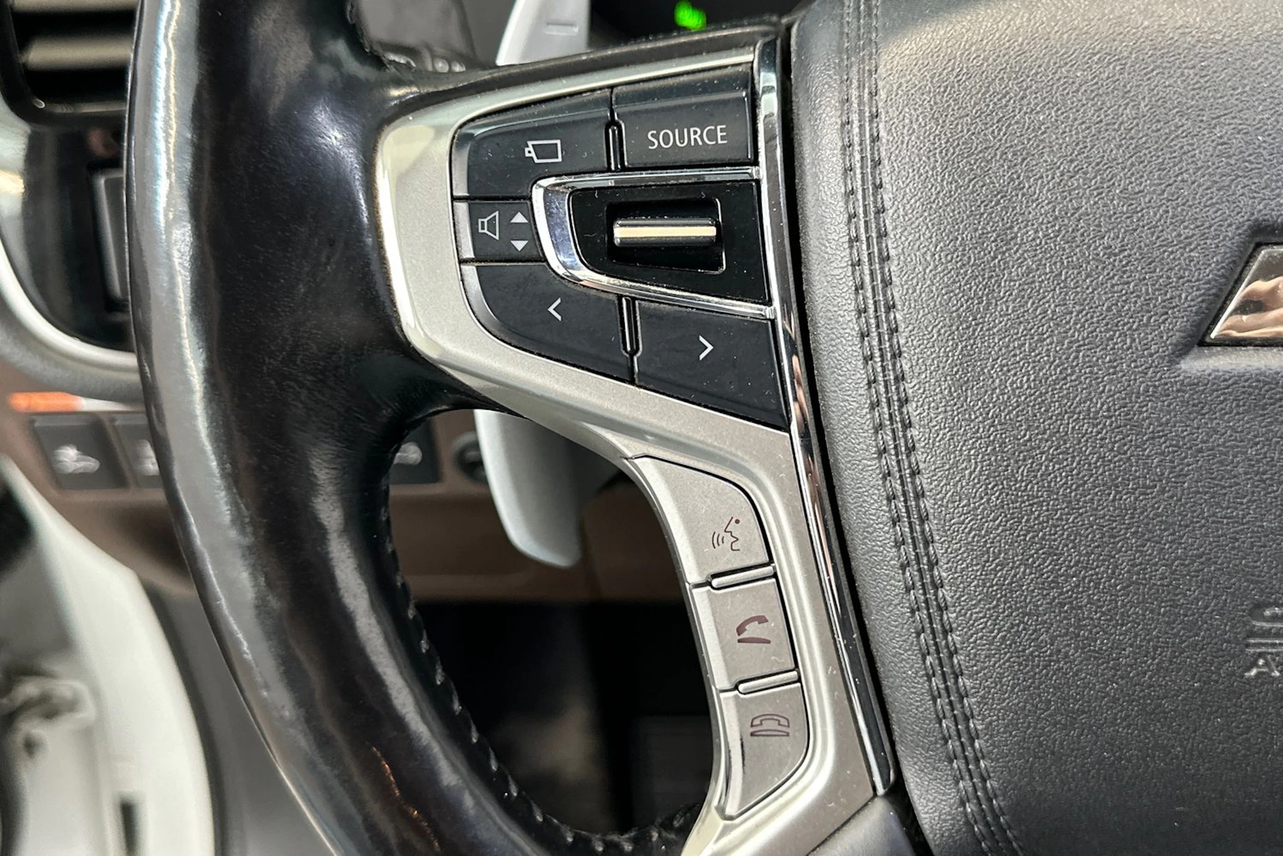 valkoinen Mitsubishi Outlander PHEV 2017 kuva 19.