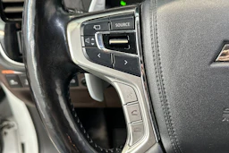 valkoinen Mitsubishi Outlander PHEV 2017 kuva 19.