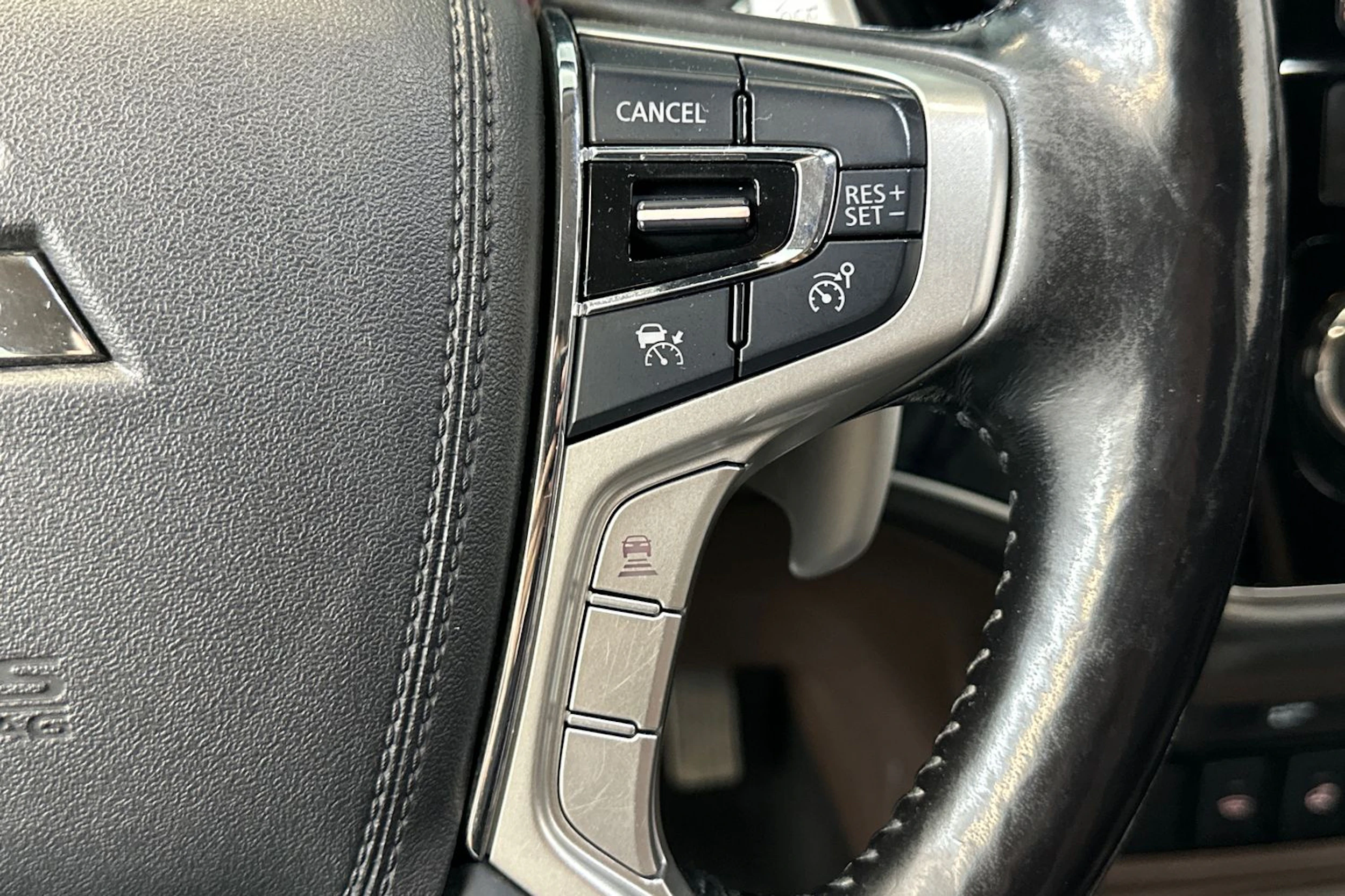 valkoinen Mitsubishi Outlander PHEV 2017 kuva 20.