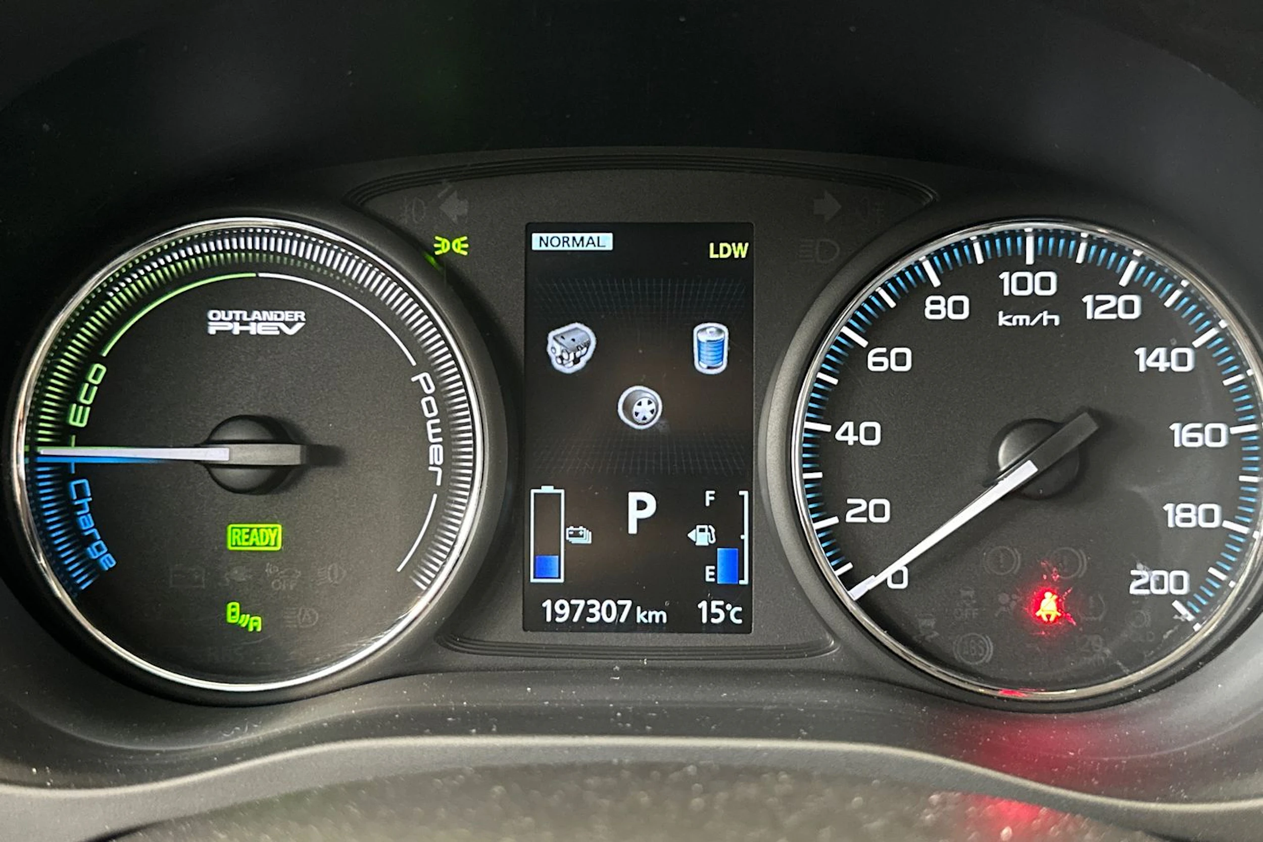 valkoinen Mitsubishi Outlander PHEV 2017 kuva 21.