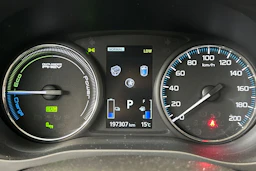 valkoinen Mitsubishi Outlander PHEV 2017 kuva 21.