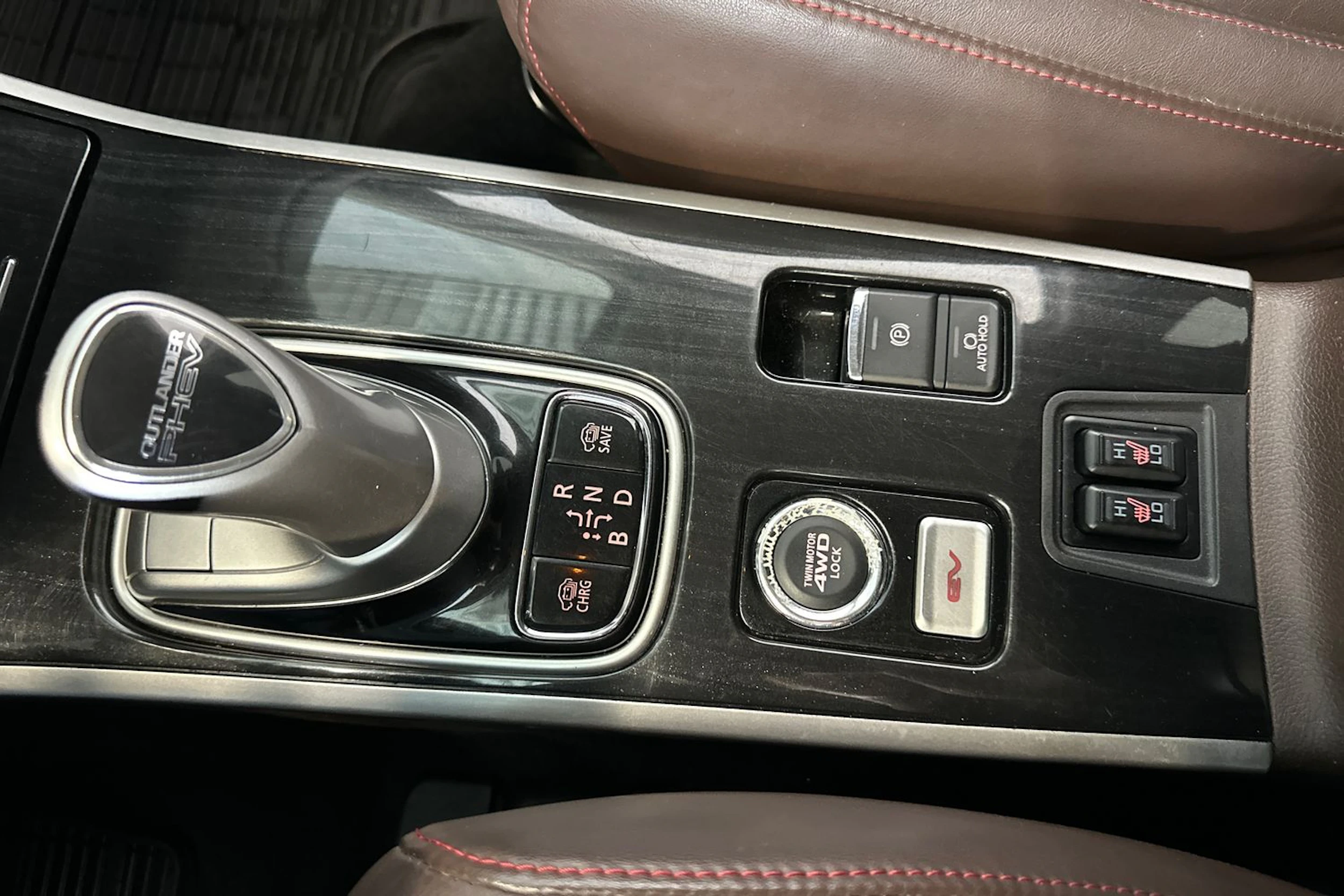 valkoinen Mitsubishi Outlander PHEV 2017 kuva 22.