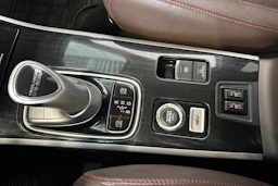 valkoinen Mitsubishi Outlander PHEV 2017 kuva 22.