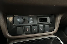 valkoinen Mitsubishi Outlander PHEV 2017 kuva 23.