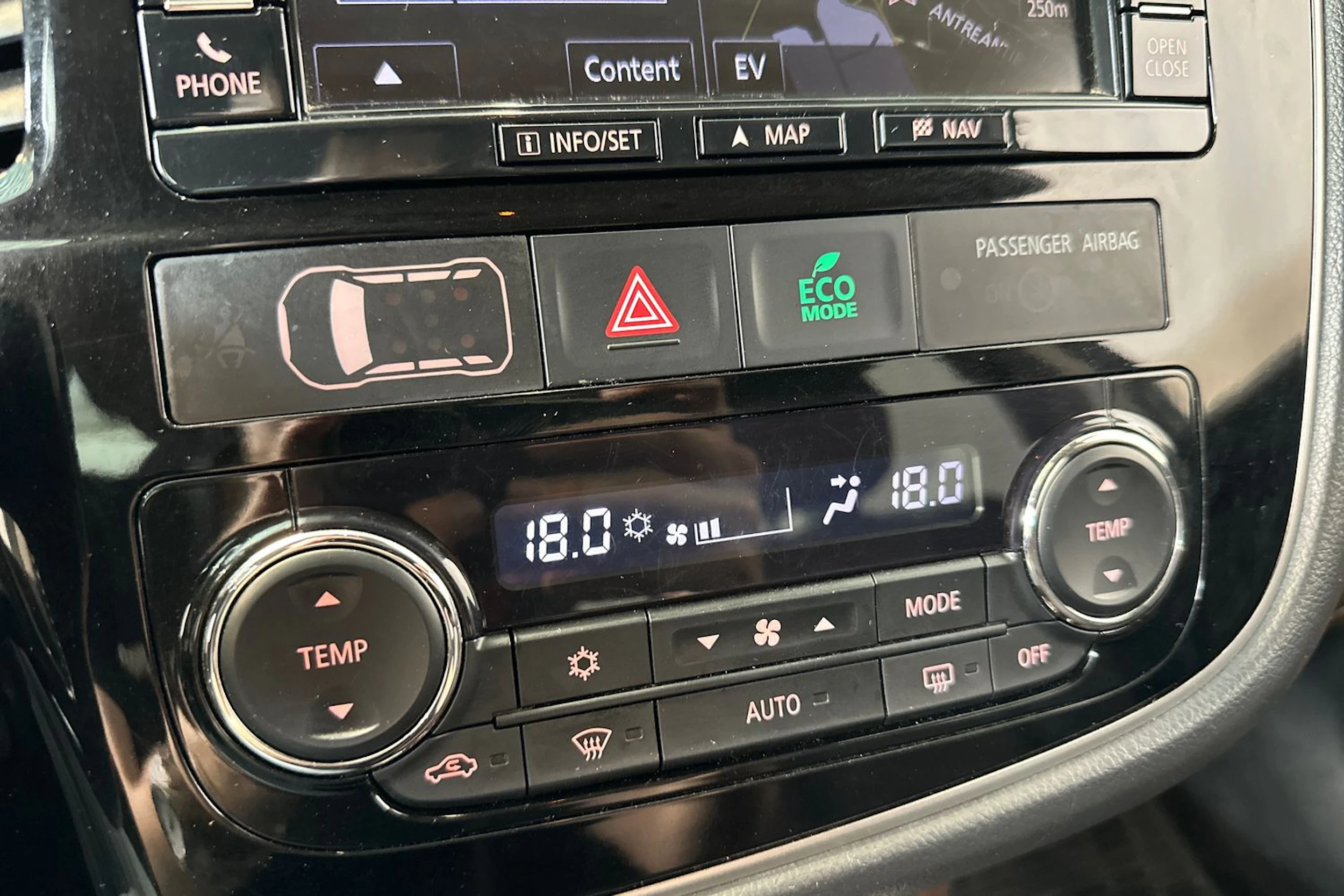 valkoinen Mitsubishi Outlander PHEV 2017 kuva 24.