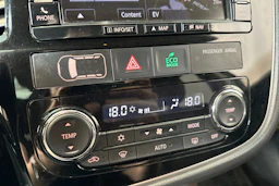 valkoinen Mitsubishi Outlander PHEV 2017 kuva 24.