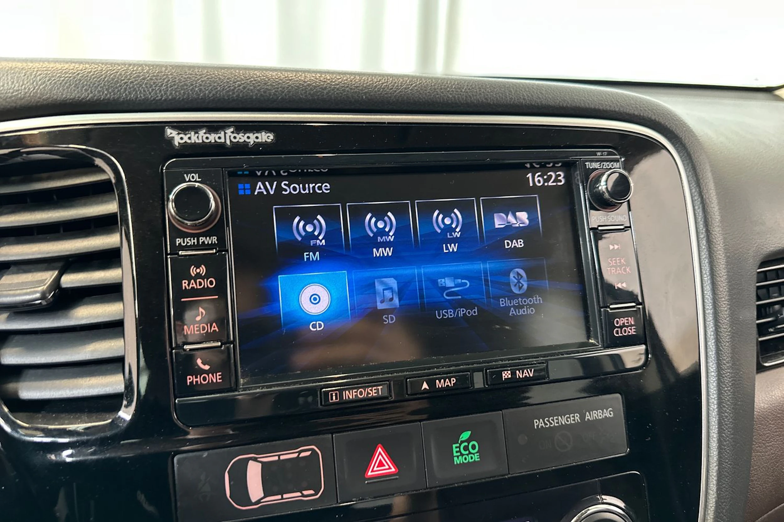 valkoinen Mitsubishi Outlander PHEV 2017 kuva 25.