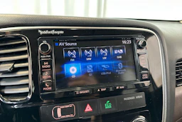 valkoinen Mitsubishi Outlander PHEV 2017 kuva 25.