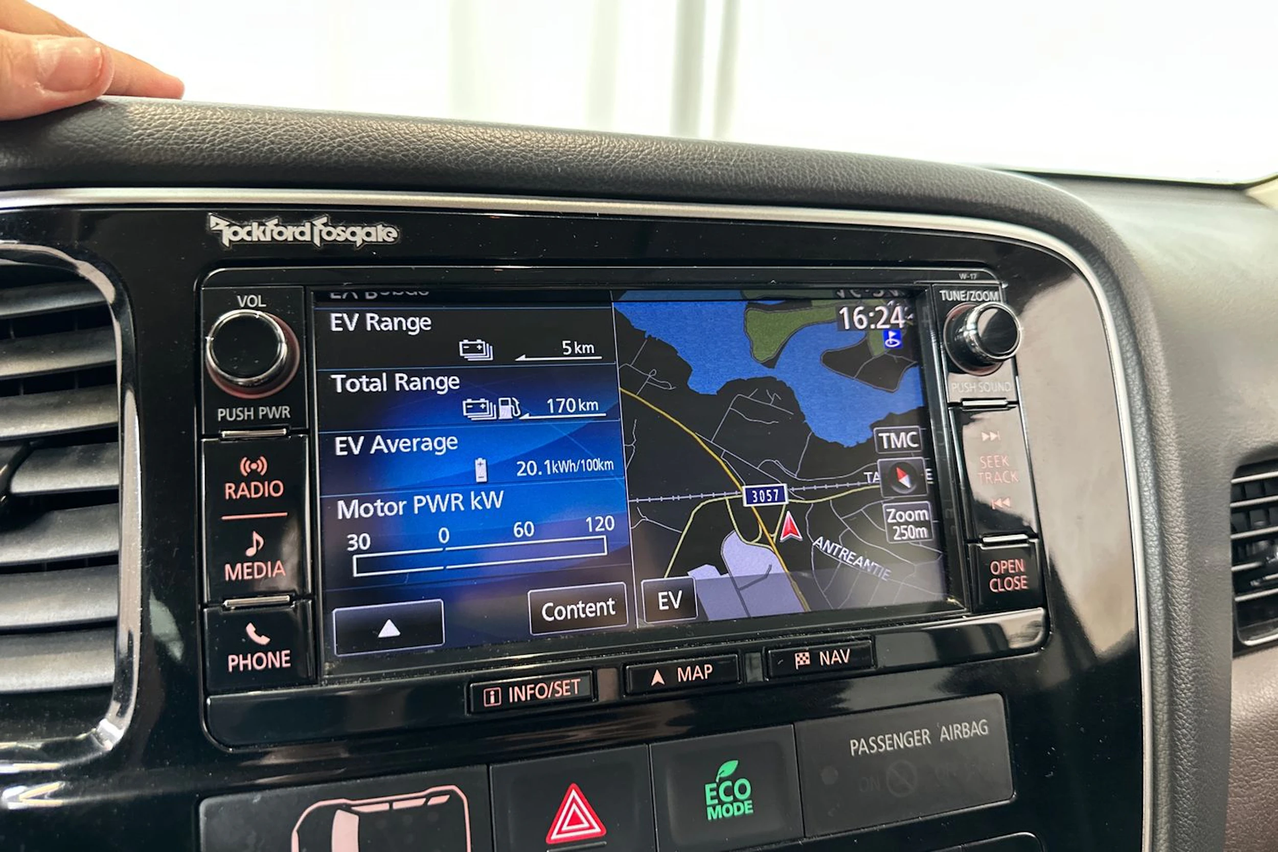 valkoinen Mitsubishi Outlander PHEV 2017 kuva 26.