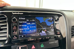 valkoinen Mitsubishi Outlander PHEV 2017 kuva 26.