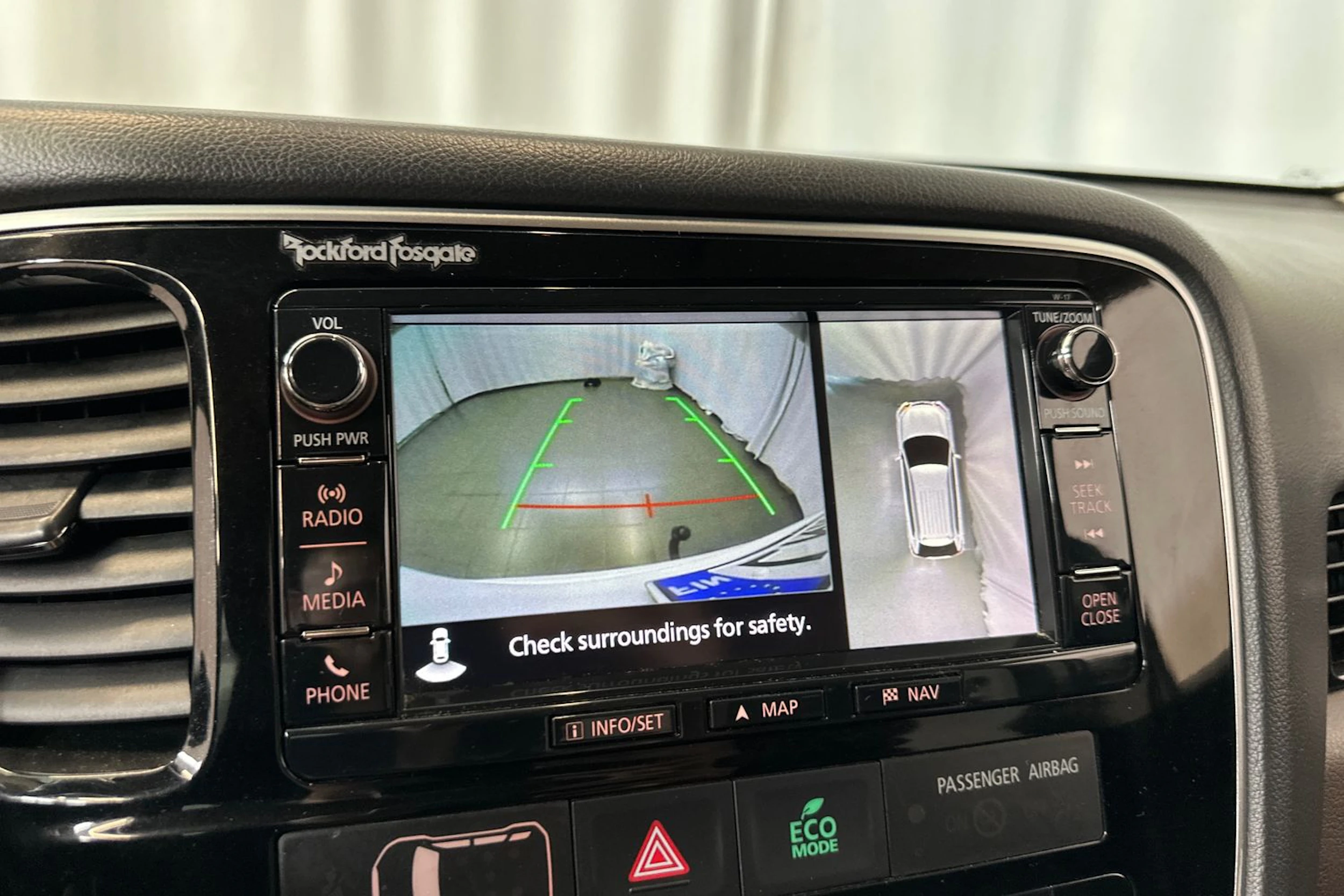 valkoinen Mitsubishi Outlander PHEV 2017 kuva 28.