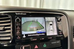 valkoinen Mitsubishi Outlander PHEV 2017 kuva 28.