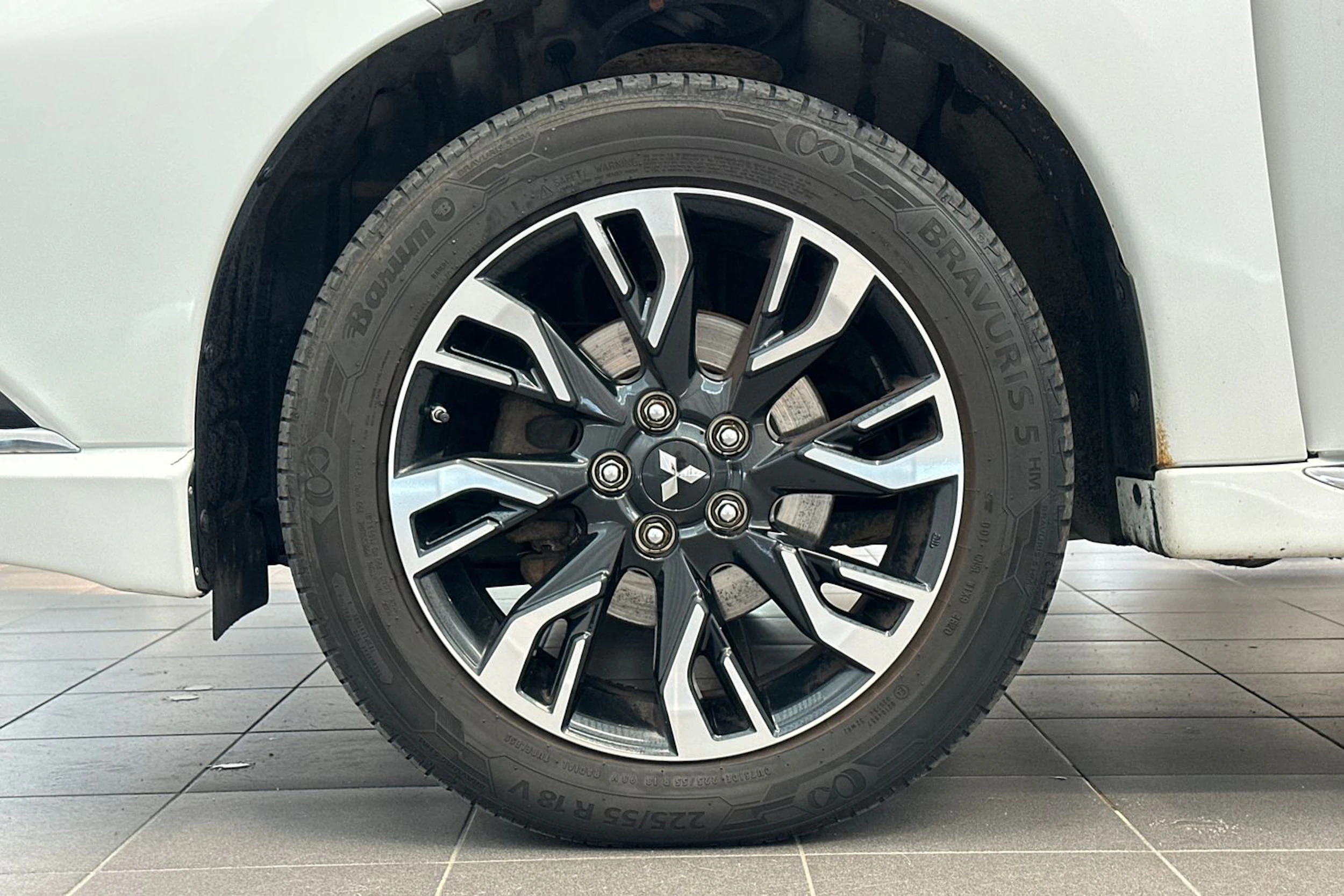 valkoinen Mitsubishi Outlander PHEV 2017 kuva 29.