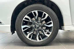 valkoinen Mitsubishi Outlander PHEV 2017 kuva 29.