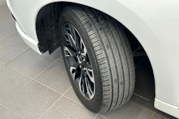 valkoinen Mitsubishi Outlander PHEV 2017 kuva 30.