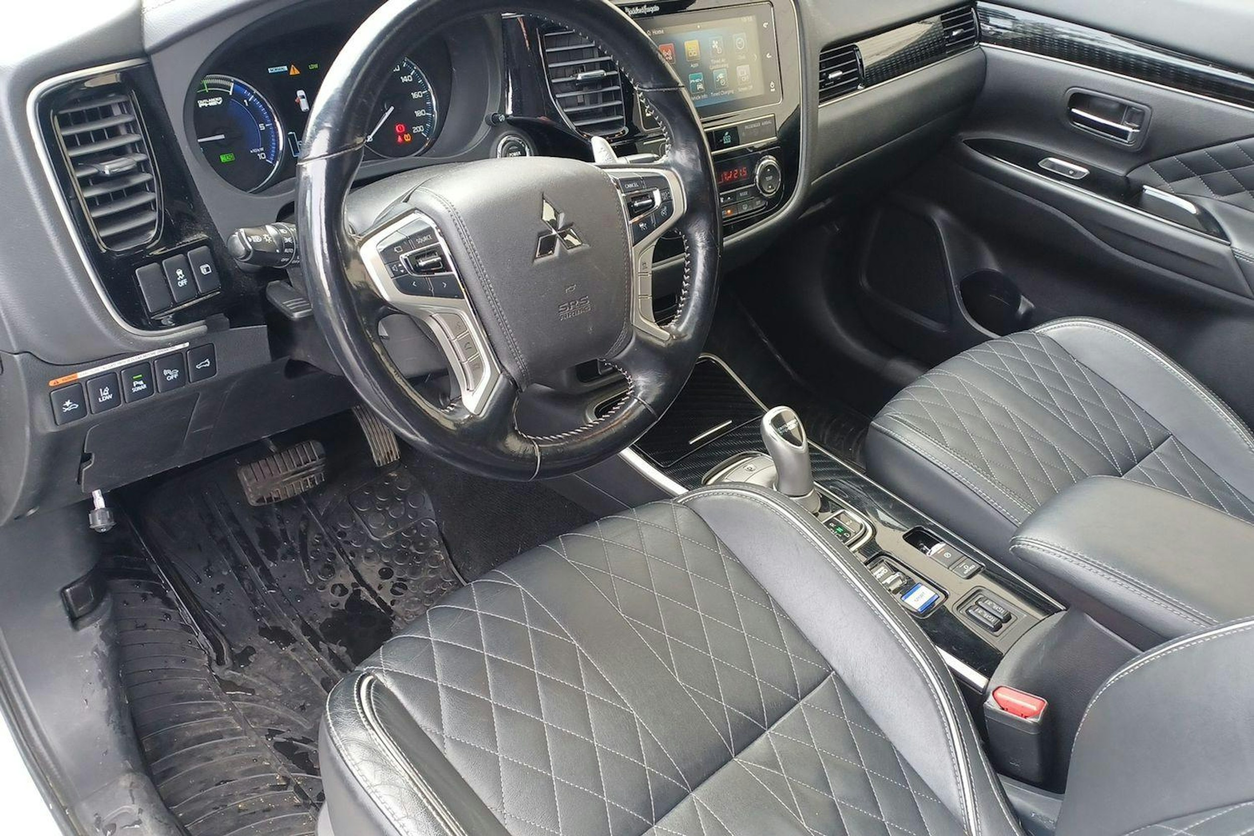 valkoinen Mitsubishi Outlander PHEV 2018 kuva 3.