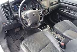 valkoinen Mitsubishi Outlander PHEV 2018 kuva 3.