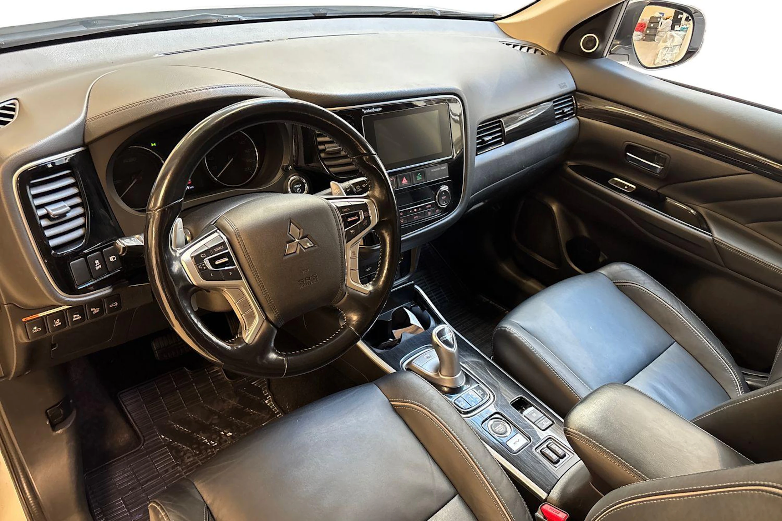 valkoinen Mitsubishi Outlander PHEV 2018 kuva 6.