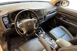 valkoinen Mitsubishi Outlander PHEV 2018 kuva 6.